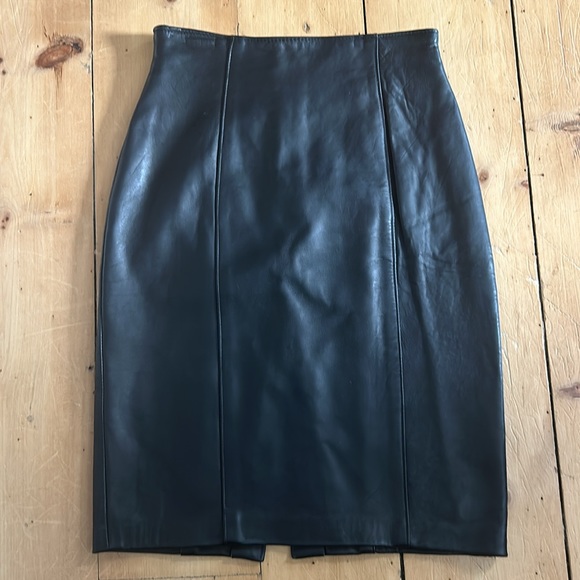 Danier leather skirt - Picture 3 of 9